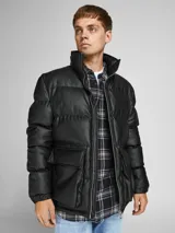 Campera puffer negra de cuero sintético con cierre frontal y cuello alto.