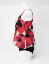 Tankini estampado de la marca Club del Sol, confeccionado con tejido italiano. Consta de una musculosa con escote en V fruncido, copa armada con sujetador interno y forro, combinada con una bombacha de bikini clásica a juego.