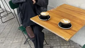 Botas tipo chelsea de caña baja, confeccionadas en una combinación de cuero gamuzado y cuero texturizado en tono marrón oscuro. Presentan una suela track de plataforma gruesa y elásticos laterales negros.