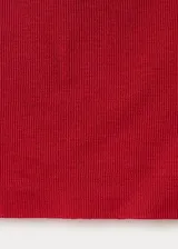 Top rojo de punto fino, con cuello halter drapeado, diseño recto y sin mangas.