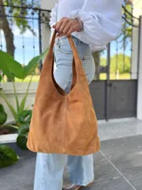 Bolso tipo tote bag color camel, confeccionado en cuero gamuzado.