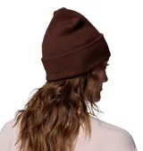 Gorro tipo beanie de punto color marrón, con diseño de doblez y etiqueta con logo de la marca Columbia en el frente.