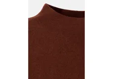 Jersey de punto fino color marrón, con cuello perkins y manga larga de corte recto.