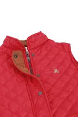 Chaleco beige capitoneado con cierre frontal y cuello de pana marrón.