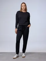 Pantalón tipo jogger de la marca Match Fit, con cintura elástica ajustable mediante cordón, bolsillos laterales y puños elásticos en los tobillos.