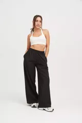 Pantalón negro super amplio de tela ultra liviana y elastizada con cintura elastizada.