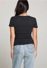 Camiseta negra de algodón con estampado del logo de los Rolling Stones en rojo.