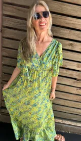 Vestido largo de viscosa con estampado paisley en tonos verde lima y azul. Presenta escote en V, talle ajustado con elástico y mangas mariposa amplias.