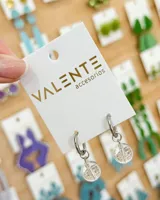 Aros tipo argolla de acero con dije colgante de esfera de cristal transparente.