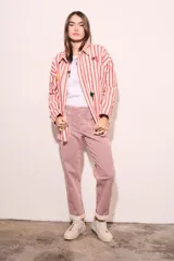 Sobrecamisa de algodón a rayas verticales rojas y blancas con bordados de un ojo egipcio, un sol, una palmera, un camello y una esfinge.