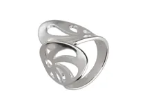 Anillo de plata 925 con diseño calado y satinado.