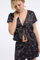 Short negro de viscosa satinada con estampado de moños blancos y lunares, con cintura elastizada.