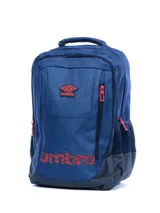 Mochila Umbro color azul con detalles en rojo, fabricada en poliéster. Cuenta con un compartimento principal con cierre, un bolsillo frontal vertical con cierre, un bolsillo frontal horizontal con cierre y dos bolsillos laterales de malla. El logo de Umbro está presente en la parte superior y en la parte inferior de la mochila.