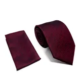 Set compuesto por una corbata y un pañuelo de bolsillo a juego, ambos en color bordó con un estampado geométrico sutil en tono oscuro.
