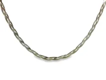 Collar de acero con diseño trenzado que entrelaza múltiples hilos, ofreciendo una textura detallada y acabado brillante.