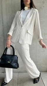 Blazer color crudo con rayas verticales finas, de lino, con solapas y cierre con un botón.