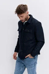 Campera tipo sobrecamisa de lana en color azul marino, con cuello clásico, cierre frontal con botones y bolsillos frontales con solapa. Presenta un forro interno en color verde.