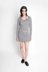 Remera de manga larga con cuello redondo, confeccionada en tejido de punto con estampado de rayas horizontales. Presenta un diseño ajustado al cuerpo y detalle de abertura para el pulgar en los puños.