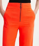 Pantalón de vestir color naranja, de corte recto y tiro alto, con bolsillos laterales y cierre frontal con cremallera.
