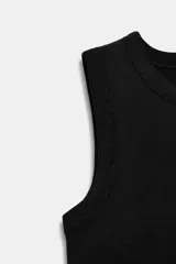 Top musculosa de punto acanalado color blanco, con cuello redondo.