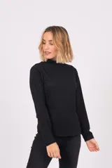 Polera de lanilla color champagne, de cuello alto y manga larga.