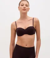 Soutien strapless de la marca Lov, con copas preformadas y tirantes desmontables. Diseño liso con cierre en la espalda.
