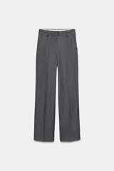 Pantalón de tiro alto con diseño de pernera recta y pinzas delanteras. Cuenta con bolsillos frontales, falsos bolsillos de vivo en la parte trasera y cierre frontal con cremallera, botón interior y gancho.