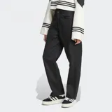 Pantalón negro de corte holgado con tres líneas verticales blancas a los costados.