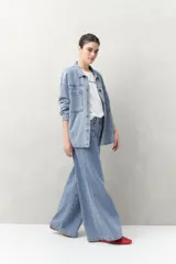 Jean de tiro alto, color negro lavado, con calce ultra wide leg y silueta amplia desde la cadera hasta el bajo.