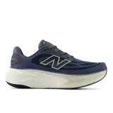Championes de running New Balance modelo More v6, con capellada de malla técnica en color azul marino y entresuela gruesa de espuma Fresh Foam X en tono crema. Presenta el logo N en los laterales y diseño de balancín para mayor estabilidad.