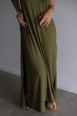 Vestido largo color beige, de viscosa, con tirantes finos, escote en V y aberturas laterales en la falda.