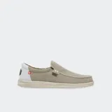 Zapatos Hey Dude Mikka Braided color marrón con capellada trenzada y suela beige.