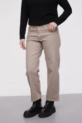 Pantalón jean de tiro medio, corte recto y color gris topo.