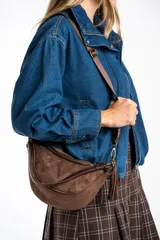 Campera bomber de jean azul con cierre frontal metálico, cuello alto y diseño oversize. Presenta costuras reforzadas y puños rectos.