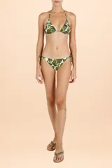 Top de bikini estilo triángulo con estampado animal print en tonos verde y celeste, decorado con incrustaciones metálicas brillantes y ajuste mediante tiras para anudar en cuello y espalda.