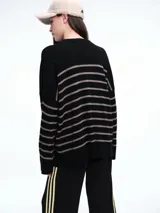 Sweater de tejido de punto con cashmere, de corte relajado y diseño a rayas horizontales. Presenta cuello redondo, hombros caídos y mangas amplias.