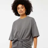 Buzo ancho gris de manga corta con nudo en la cintura.