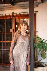 Solera de tirantes finos, color bronce, con escote en V y detalle de encaje en el ruedo.