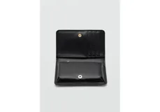 Billetera de mujer marca Mango, modelo Victoria, en color negro con acabado texturizado tipo cocodrilo y detalle del logo impreso en tono dorado en la parte frontal.
