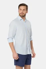 Short de baño azul marino, de corte clásico y largo por encima de la rodilla. Presenta cintura elástica con cordón regulable y bolsillos laterales.