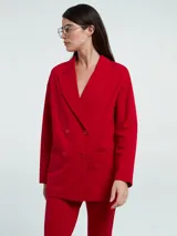 Blazer sastrero rojo con solapa en delantera y doble botonadura.