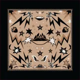 Pañuelo cuadrado de seda color beige con estampado de rayos, estrellas, labios y ojos en negro, blanco y marrón.