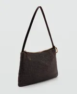 Bolso de mano tipo baguette con acabado de strass brillante en tono oscuro, cierre superior con cremallera y asa única fija.