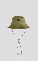 Gorro tipo bucket color verde militar, con cordón ajustable para la barbilla y parche con logo en el frente.