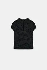 Top negro de manga corta y cuello mao con diseño jacquard de flores, escote en pico y cierre frontal con alamares.