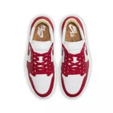 Championes Nike Air Jordan 1 Elevate Low, con diseño de plataforma, combinando cuero blanco y rojo. Presenta el icónico logo Swoosh en el lateral y una suela de goma gruesa en color blanco con base roja.