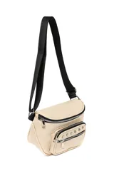 Riñonera de cuero sintético color beige, con correa ajustable negra, cierre principal superior y bolsillo frontal con cierre decorado con tachas metálicas.