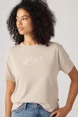 Remera de algodón Levi's en color gris claro (Chateaux Grey), con cuello redondo y mangas cortas. Presenta el logotipo icónico de la marca bordado en cursiva en el centro del pecho.