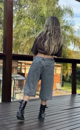 Bermuda de jean gris oscuro con lavado gastado, corte ancho y largo a la rodilla.