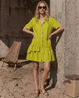 Vestido camisero de lino blanco, de manga corta, con botones frontales de nácar, cuello camisero y volado en el ruedo.